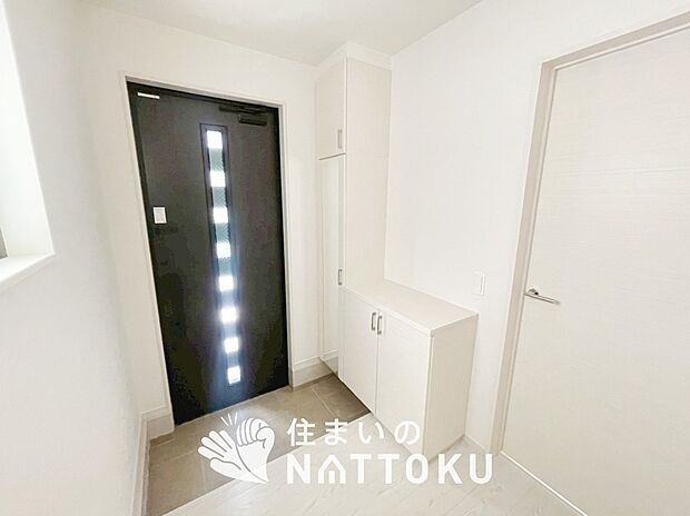 【現地写真（玄関）】玄関には、大型のシューズ収納を設置しています。