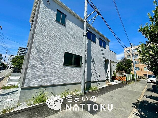 【現地写真（街並み）】軽くて火災に強い屋根材を採用し、地震時の建物への負担や揺れを軽減しています。