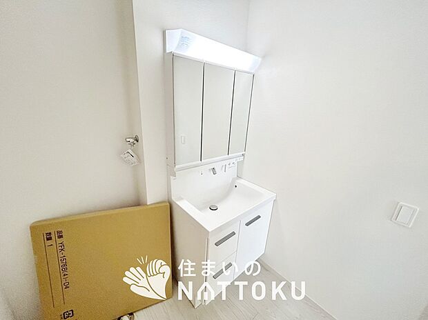 【洗面台・洗面所】鏡の両サイドは、必要なものを取出しやすく、大きな鏡面で朝の準備も快適。
使いやすいリフトアップ機能付きのシングルレバーシャワー水栓付です。