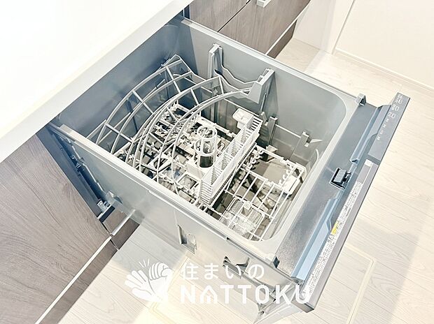 【食器洗い乾燥機】食後の時間にゆとりを与えてくれる食器洗い乾燥機。
操作ボタンも上面にあるので、腰をかがめずに操作ができラクラクです。