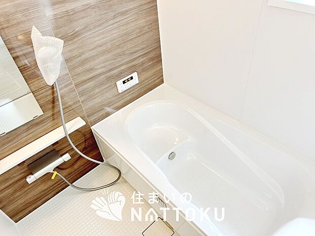 【現地写真(浴室)】浴室暖房乾燥機付き。1坪タイプで広々です。