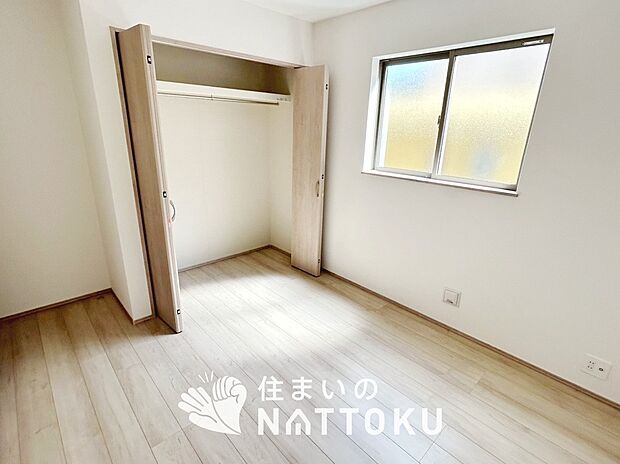 【現地写真（寝室）】木目の美しさを際立たせるシンプルデザインの建具を使用しています。