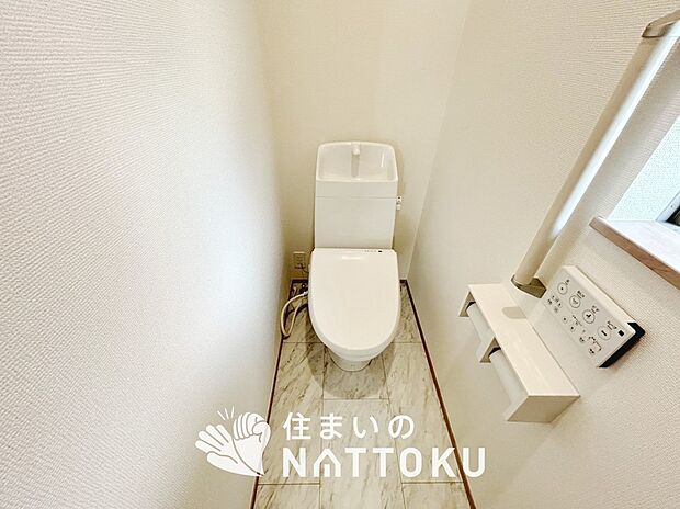 【トイレ】汚れてもサッとひと拭きでお手入れ簡単、エコ仕様の温水洗浄便座付きのトイレです。
バリアフリーにも配慮しています。

