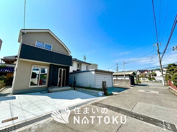 【現地写真（前道含む外観）】軽くて火災に強い屋根材を採用し、地震時の建物への負担や揺れを軽減しています。