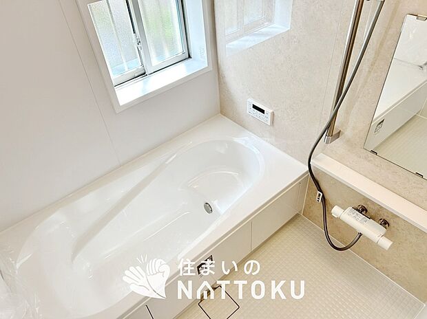 【現地写真（浴室）】浴室暖房乾燥機付き。１坪タイプで広々です。