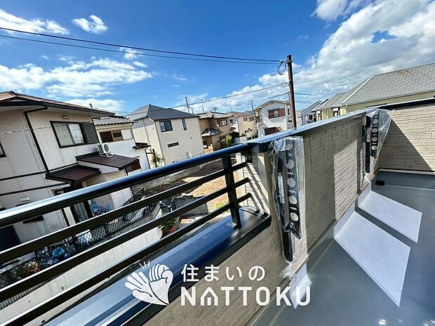 【バルコニー】奥行きが広く、洗濯物をゆったりと干せる十分な広さで、家族の洗濯も捗ります。