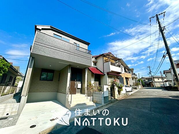 【現地写真(前道含む外観)】軽くて火災に強い屋根材を採用し、地震時の建物への負担や揺れを軽減しています。