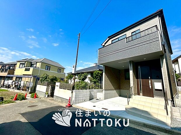 【現地写真(前道含む外観)】健康被害に配慮したもっとも安全性の高い建材を採用し、シックハウス対策をしております。