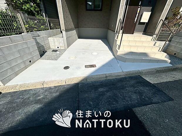 【現地写真(駐車場)】駐車スペースが広く、運転が苦手な方も安心です。