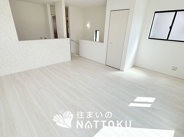 【現地写真(リビング)】フローリング材には、木目、色調など木材特有の風合いがあり、ナチュラルな美しさになっています。