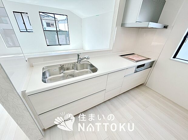 【現地写真(キッチン)】収納たっぷりのシステムキッチン、浄水器付水栓を標準装備しています。