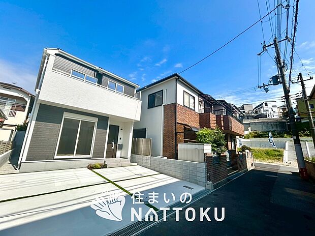 【現地写真（前道含む外観）】健康被害に配慮したもっとも安全性の高い建材を採用し、シックハウス対策をしております。