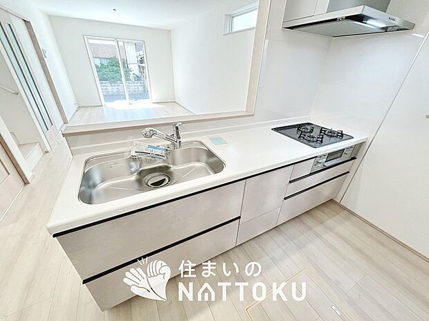 【現地写真（キッチン）】収納たっぷりのシステムキッチン、浄水器付水栓を標準装備しています。