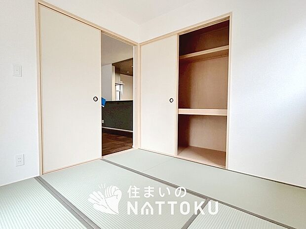 【現地写真（和室）】大壁仕様の新和室。くつろぎの空間です。