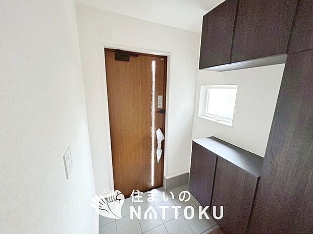 【現地写真（玄関）】玄関には、大型のシューズ収納を設置しています。