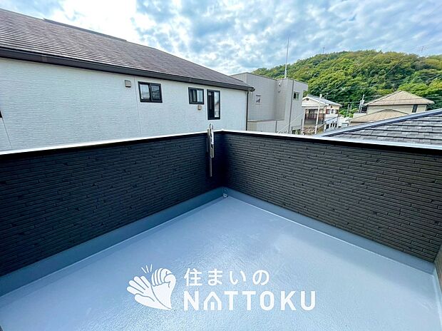 【バルコニー】奥行きが広く、洗濯物をゆったりと干せる十分な広さで、家族の洗濯も捗ります。