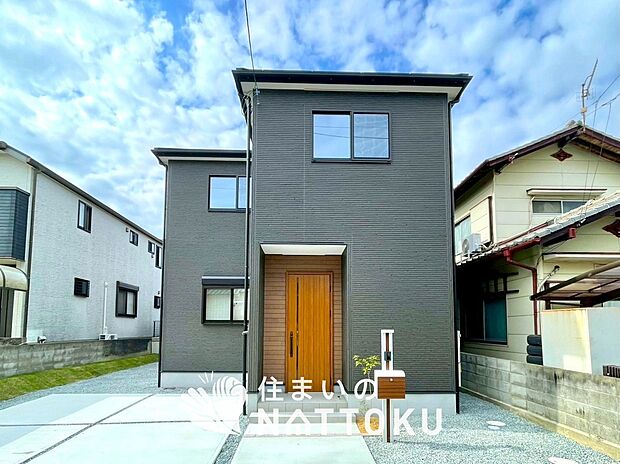 【現地写真（外観）】雨で汚れを落とし、耐久性・耐候性に優れた外壁を使用しています。