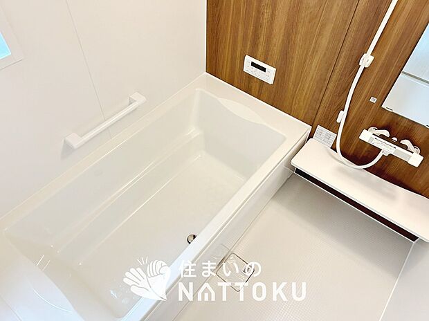 【現地写真（浴室）】浴室暖房乾燥機付き。１坪タイプで広々です。