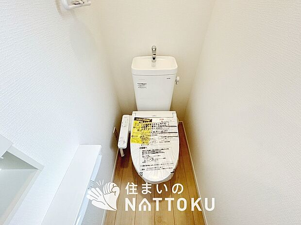 【トイレ】汚れてもサッとひと拭きでお手入れ簡単、エコ仕様の温水洗浄便座付きのトイレです。
バリアフリーにも配慮しています。
