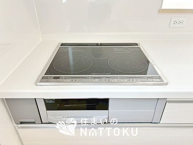 【ビルトインコンロ】フラットな構造で清掃性が高く、過熱防止センサー付３口タイプで日頃の家事も快適です。
