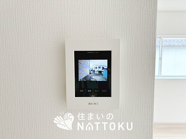 【TVモニター付インターホン】手放し通話ができ、送話表示灯で送話・受話状態が確認できます。
映像と音声で玄関先の様子をチェックできるモニター機能や、夜間の訪問者の顔も確認できるLEDライトを装備しています。