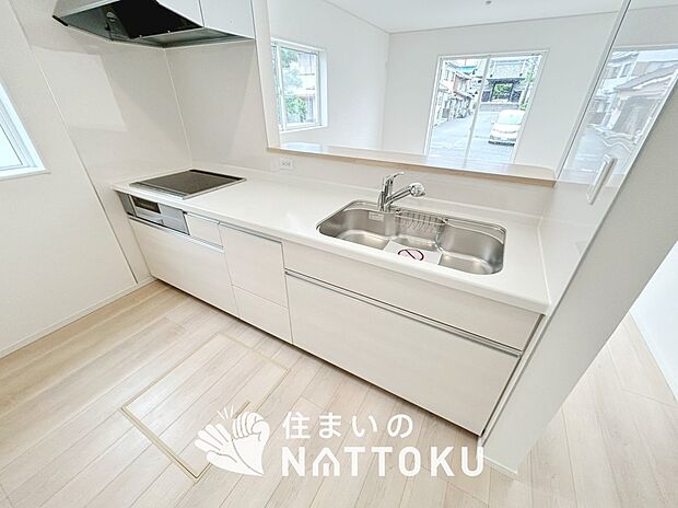 【現地写真（キッチン）】収納たっぷりのシステムキッチン、浄水器付水栓を標準装備しています。