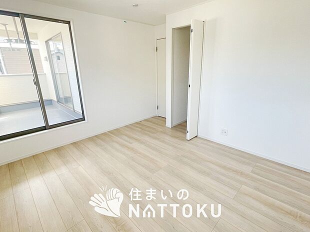 【現地写真（寝室）】木目の美しさを際立たせるシンプルデザインの建具を使用しています。