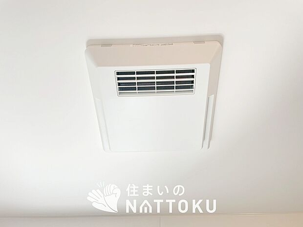 【浴室暖房換気乾燥機】サイドブロー機能で、乾燥効率アップです。
サイドに吹き出しを搭載することにより浴室内を端まで循環する気流ができ、さらに省エネ性能がアップします。
