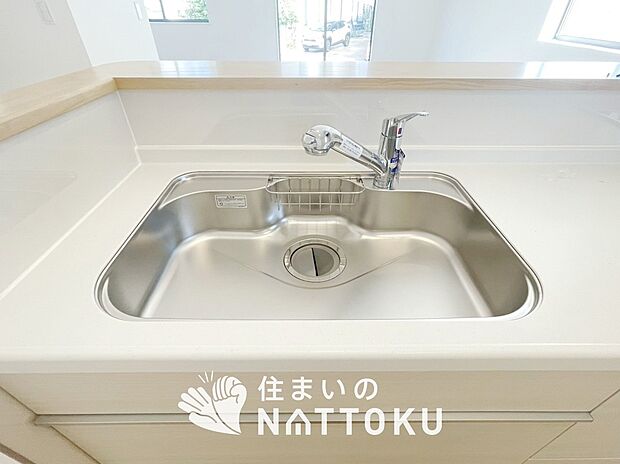 【浄水器内臓ハンドシャワー付シンク】広々とした凸型シンクに洗剤ポケットを標準装備。すっきり収納できます。
また、蛇口の先端に浄水器を内蔵しているため場所をとりません。
