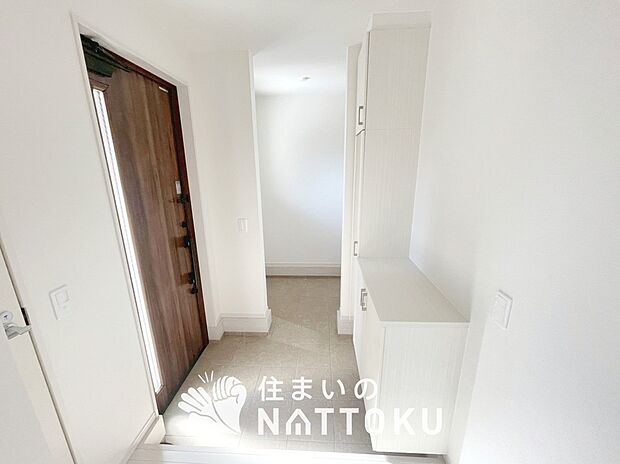 【現地写真（玄関）】玄関には、大型のシューズ収納を設置しています。