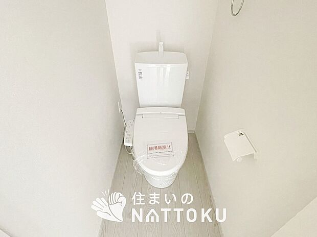 【トイレ】汚れてもサッとひと拭きでお手入れ簡単、エコ仕様の温水洗浄便座付きのトイレです。
バリアフリーにも配慮しています。
