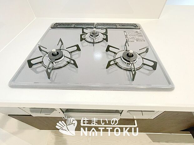 【ビルトインコンロ】フラットな構造で清掃性が高く、過熱防止センサー付３口タイプで日頃の家事も快適です。