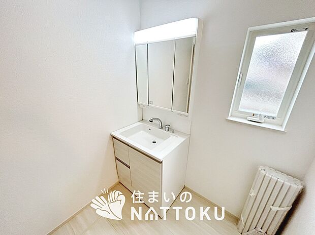 【洗面台・洗面所】鏡の両サイドは、必要なものを取出しやすく、大きな鏡面で朝の準備も快適。
使いやすいリフトアップ機能付きのシングルレバーシャワー水栓付です。