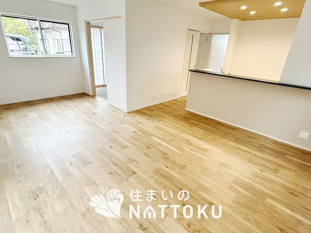 【現地写真(リビング)】フローリング材には、木目、色調など木材特有の風合いがあり、ナチュラルな美しさになっています。