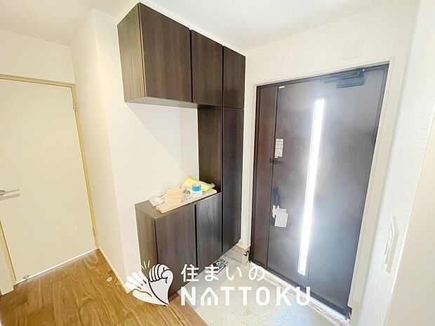 【現地写真(玄関)】玄関には、大型のシューズ収納を設置しています。