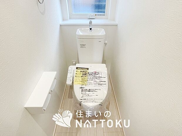 【トイレ】汚れてもサッとひと拭きでお手入れ簡単、エコ仕様の温水洗浄便座付きのトイレです。
バリアフリーにも配慮しています。