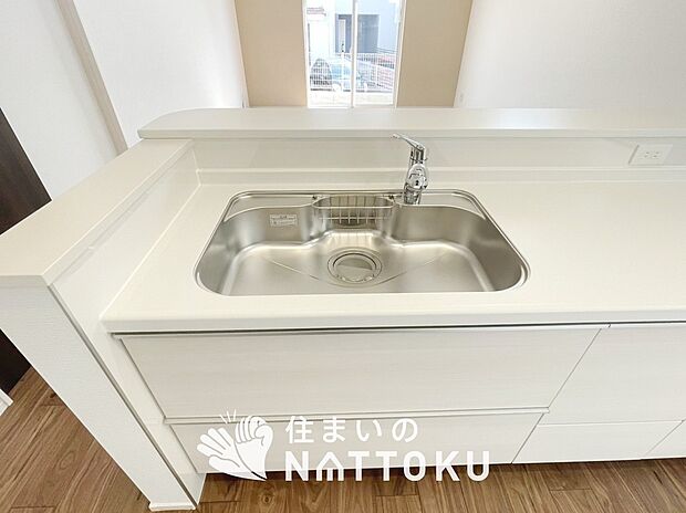 【浄水器内臓ハンドシャワー付シンク】広々とした凸型シンクに洗剤ポケットを標準装備。すっきり収納できます。
また、蛇口の先端に浄水器を内蔵しているため場所をとりません。