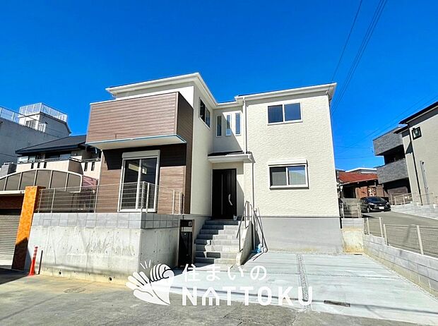 【現地写真(外観)【1号地】】軽くて火災に強い屋根材を採用し、地震時の建物への負担や揺れを軽減しています。