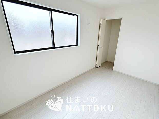 【現地写真（寝室）】木目の美しさを際立たせるシンプルデザインの建具を使用しています。