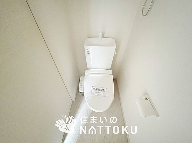 【トイレ】汚れてもサッとひと拭きでお手入れ簡単、エコ仕様の温水洗浄便座付きのトイレです。
バリアフリーにも配慮しています。
