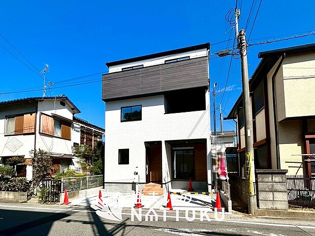 【現地写真（外観）】軽くて火災に強い屋根材を採用し、地震時の建物への負担や揺れを軽減しています。