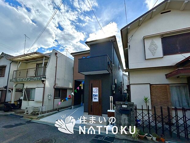 【現地写真（外観）】軽くて火災に強い屋根材を採用し、地震時の建物への負担や揺れを軽減しています。