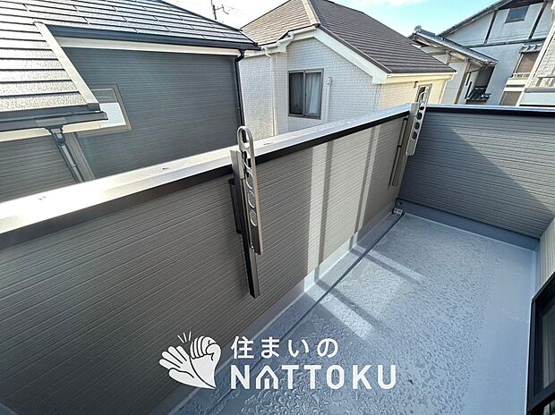 【バルコニー】奥行きが広く、洗濯物をゆったりと干せる十分な広さで、家族の洗濯も捗ります。