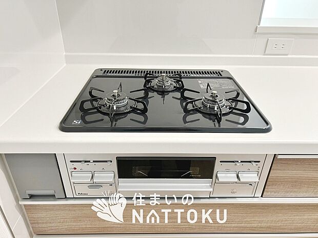【ビルトインコンロ】フラットな構造で清掃性が高く、過熱防止センサー付3口タイプで日頃の家事も快適です。