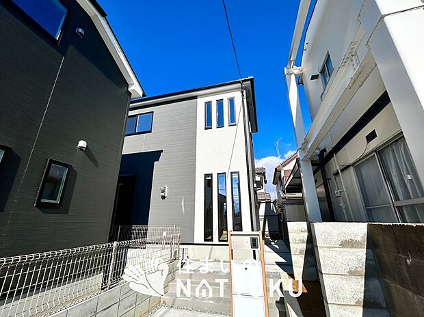 【現地写真(外観)【2号地】】軽くて火災に強い屋根材を採用し、地震時の建物への負担や揺れを軽減しています。