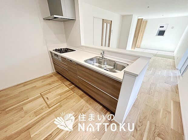 【現地写真(キッチン)】収納たっぷりのシステムキッチン、浄水器付水栓を標準装備しています。