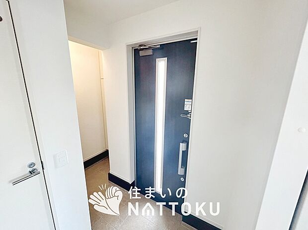 【現地写真（玄関）】玄関には、大型のシューズ収納を設置しています。