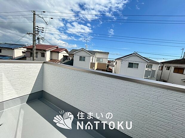 【バルコニー】奥行きが広く、洗濯物をゆったりと干せる十分な広さで、家族の洗濯も捗ります。