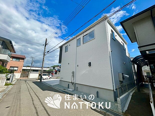 【現地写真（前道含む外観）】お引渡し後も無償の定期点検を行っており、暮らしの安心をお届けしています。