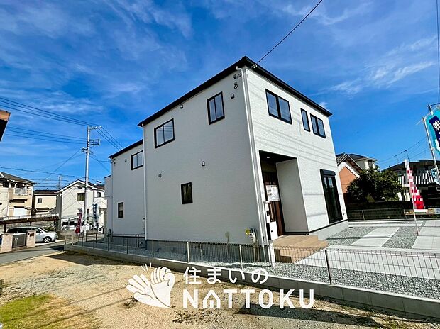 【現地写真（街並み）】軽くて火災に強い屋根材を採用し、地震時の建物への負担や揺れを軽減しています。